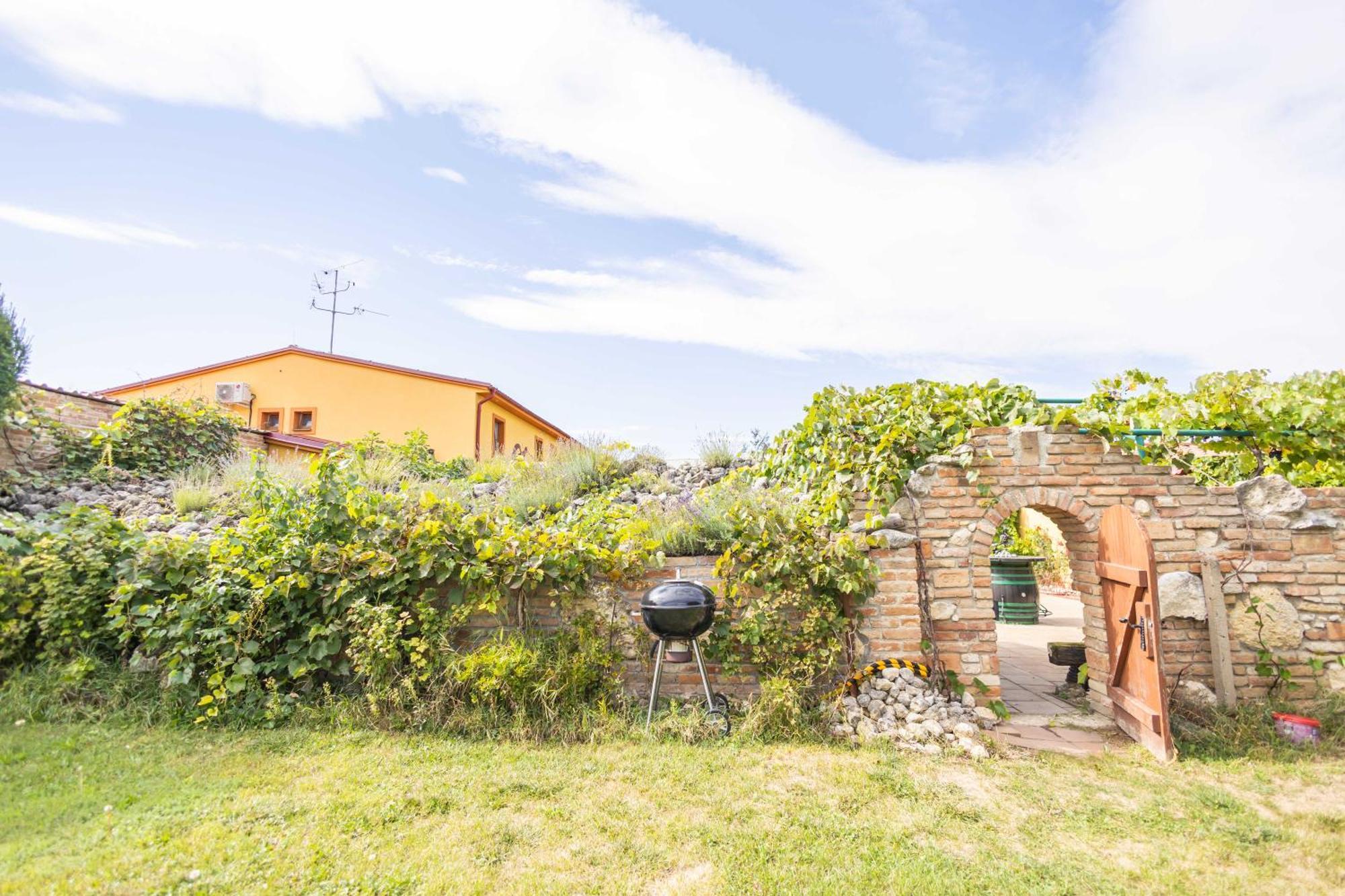 Penzion Moravská oáza Valtice Exterior foto